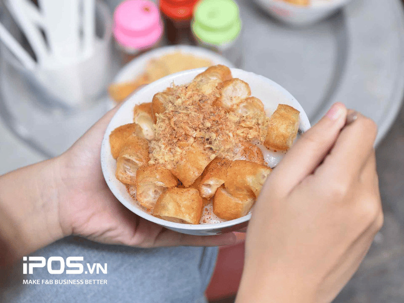 Bát cháo sườn nóng hổi với quẩy giòn và thịt sườn mềm mịn