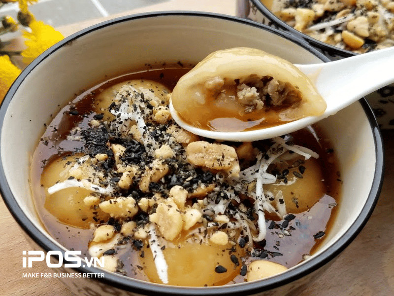 Bát bánh trôi tàu nóng hổi với mè đen, đậu xanh và nước gừng cốt dừa