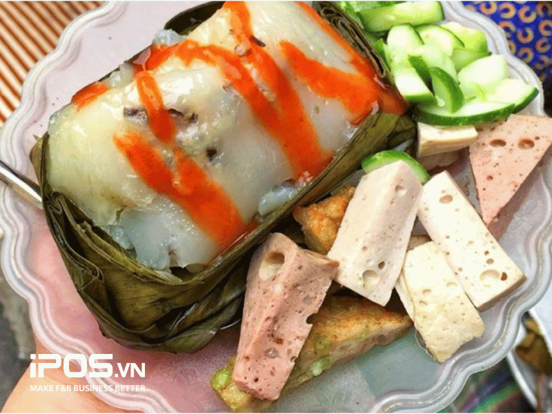 Chiếc bánh giò nóng hổi được bóc lớp lá chuối xanh tươi