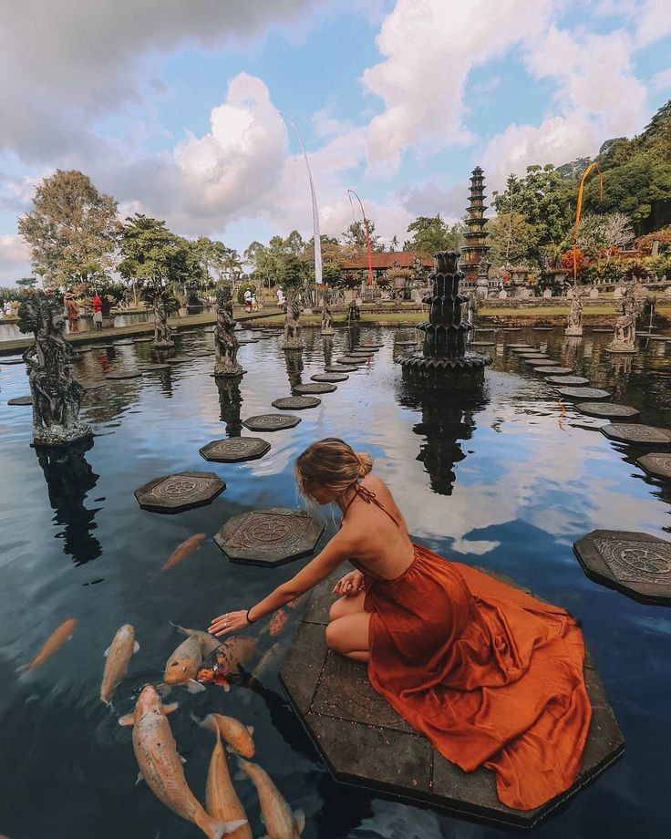 Ngôi đền Tanah Lot cổ kính trên mỏm đá giữa biển Bali