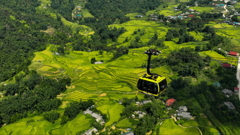 Toàn cảnh thung lũng Mường Hoa Lào Cai nhìn từ cabin cáp treo Sun World Fansipan Legend