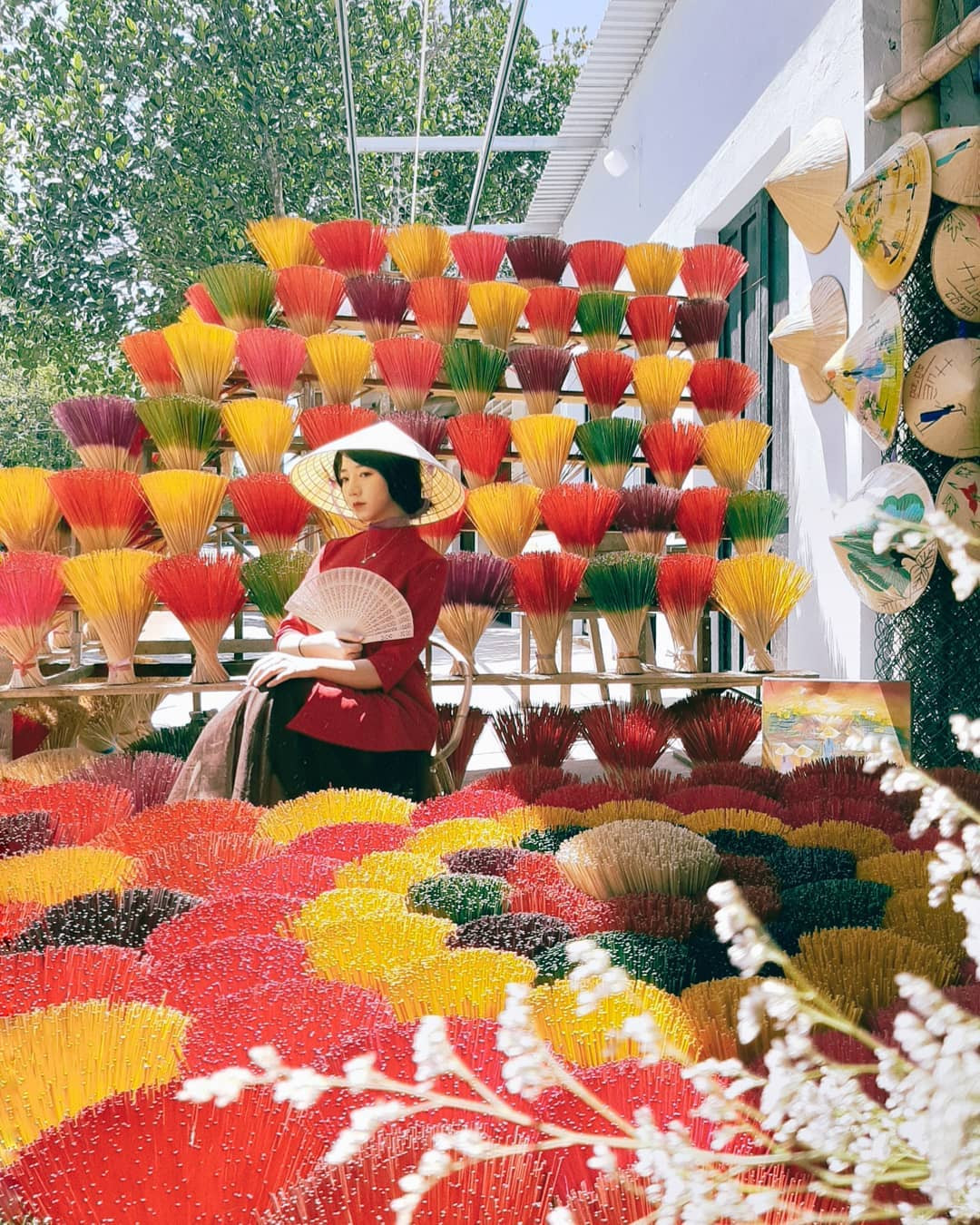 Những bó hương thành phẩm với đa dạng màu sắc tạo nên phông nền ấn tượng