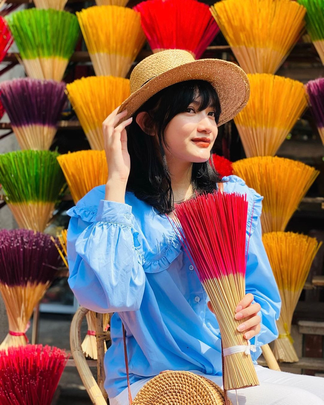 Một người thợ đang tỉ mỉ hoàn thành công đoạn làm hương thủ công