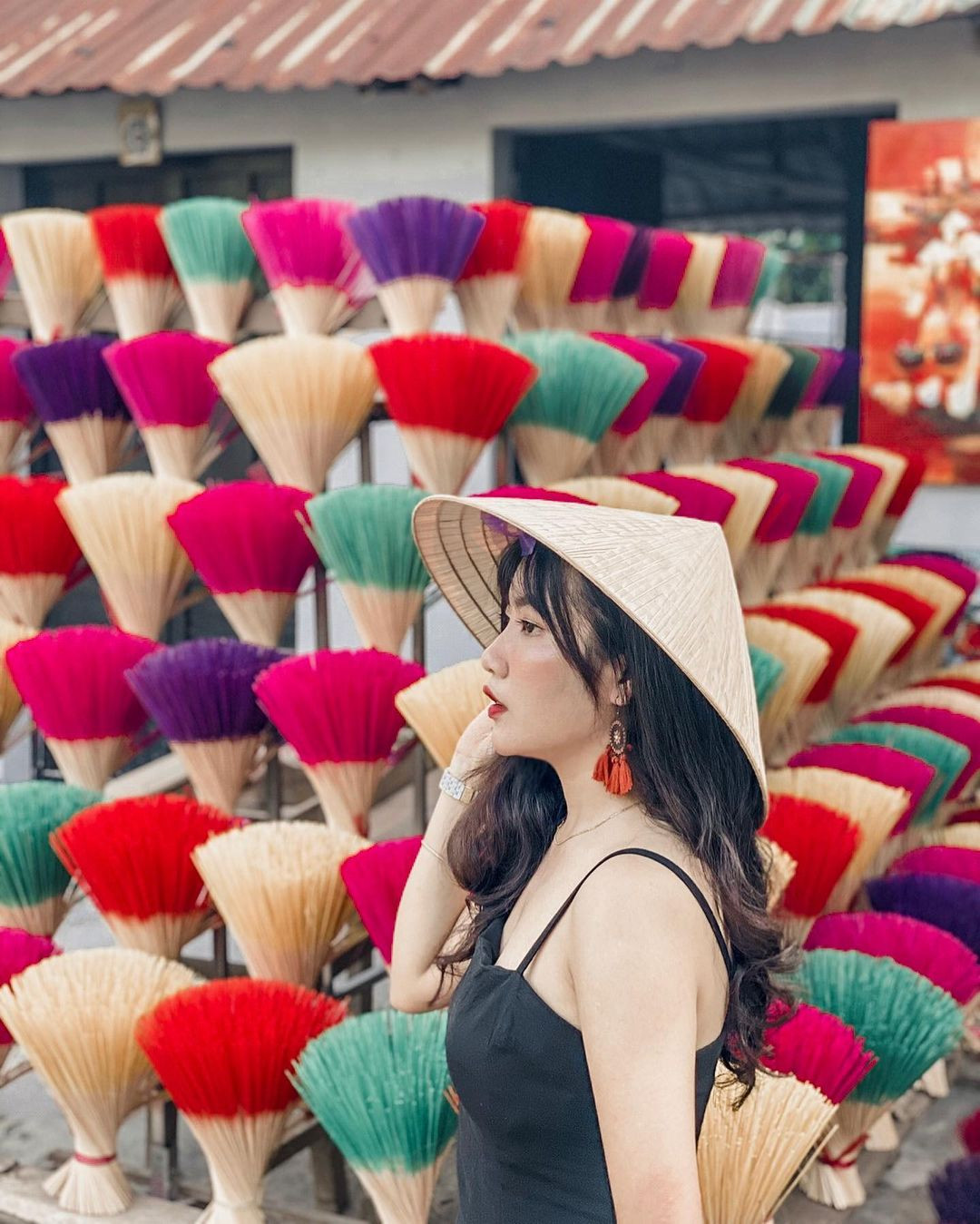 Khung cảnh những bó hương đang được phơi khô dưới nắng tại làng Thủy Xuân