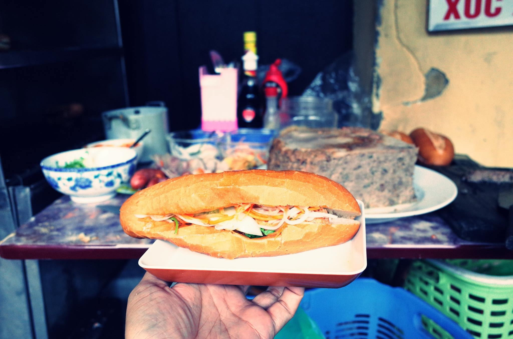 Bánh mì pate giòn rụm với nhân đầy đặn, hương vị đặc trưng của phố cổ