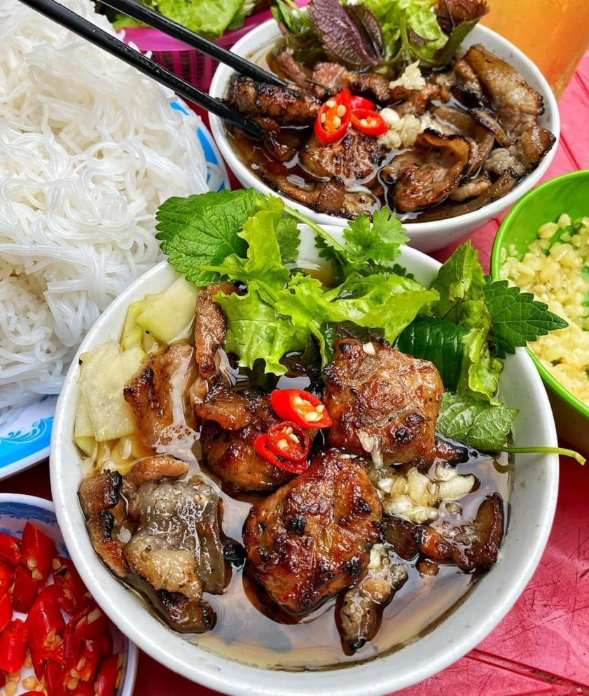 Bún chả Hà Nội thơm lừng, hấp dẫn với chả nướng và nước chấm chua ngọt