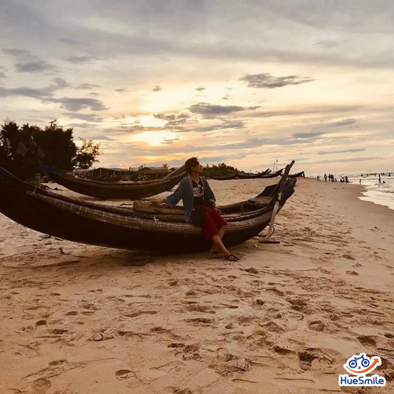 Bãi biển Thuận An rực rỡ sắc vàng cam của hoàng hôn trên đại dương bao la