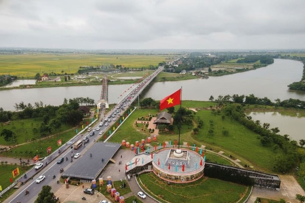 Cầu Hiền Lương bắc qua sông Bến Hải, biểu tượng của sự chia cắt và thống nhất đất nước