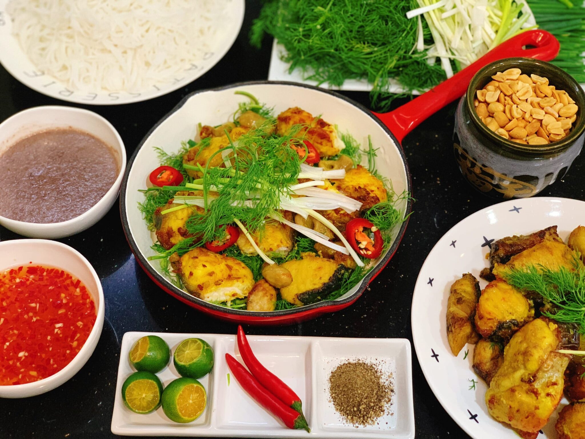 Chảo chả cá Lã Vọng vàng ươm, ăn kèm rau thì là, hành lá và mắm tôm