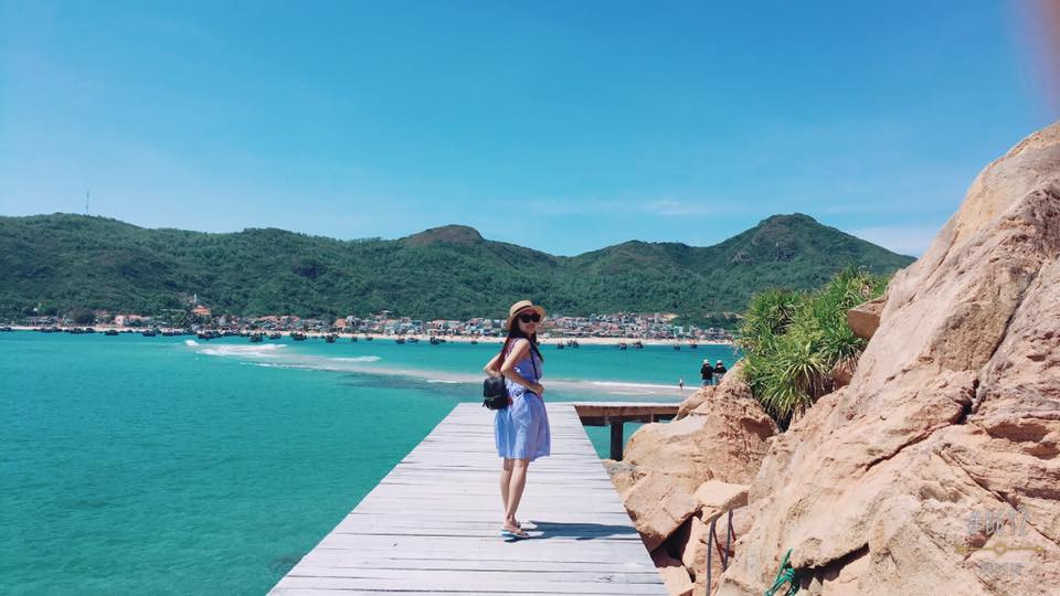 Cầu gỗ dẫn ra biển tại đảo Hòn Khô Quy Nhơn vào một ngày nắng đẹp