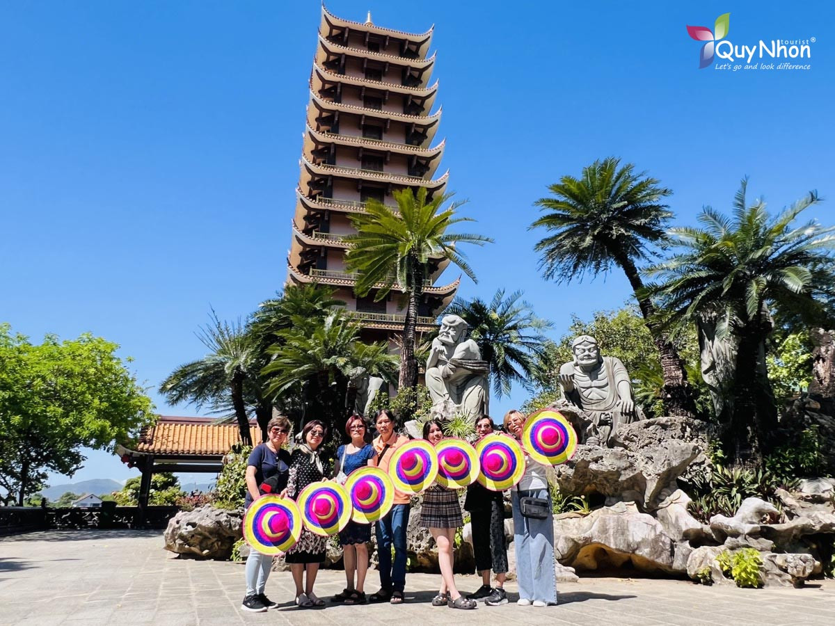 Du khách check-in và chụp ảnh tại Chùa Thiên Hưng Bình Định