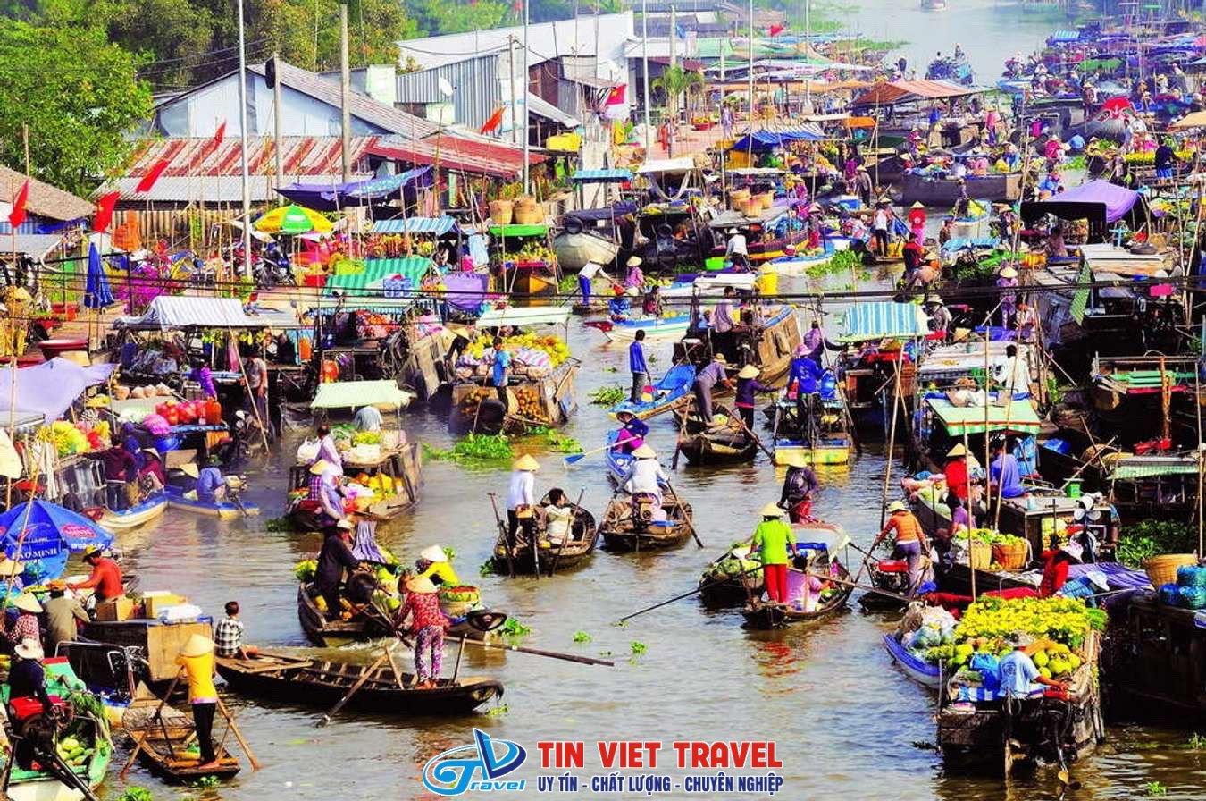 Du khách tham quan chợ nổi Cái Răng bằng thuyền