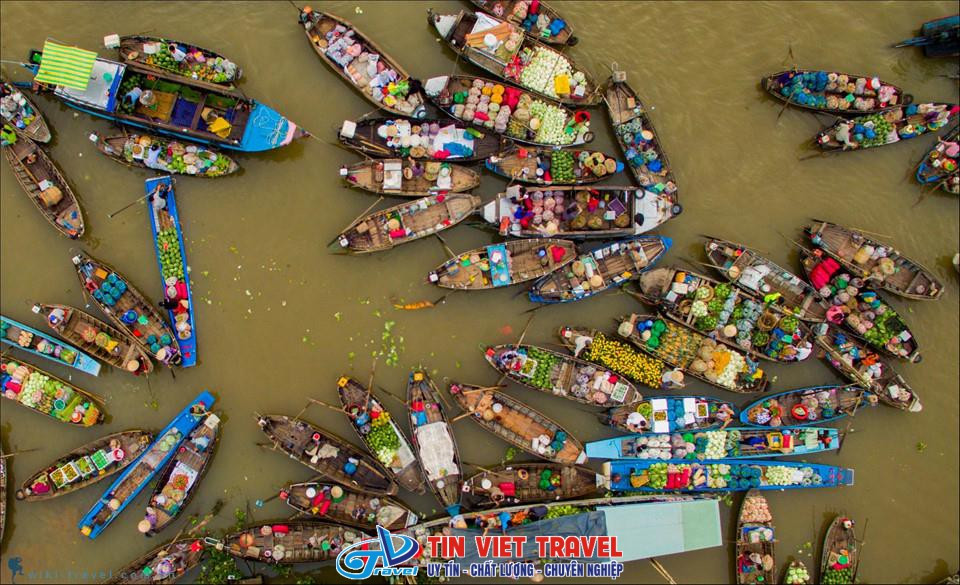 Chợ nổi Cái Răng vào một buổi sáng đẹp trời với nhiều thuyền bè