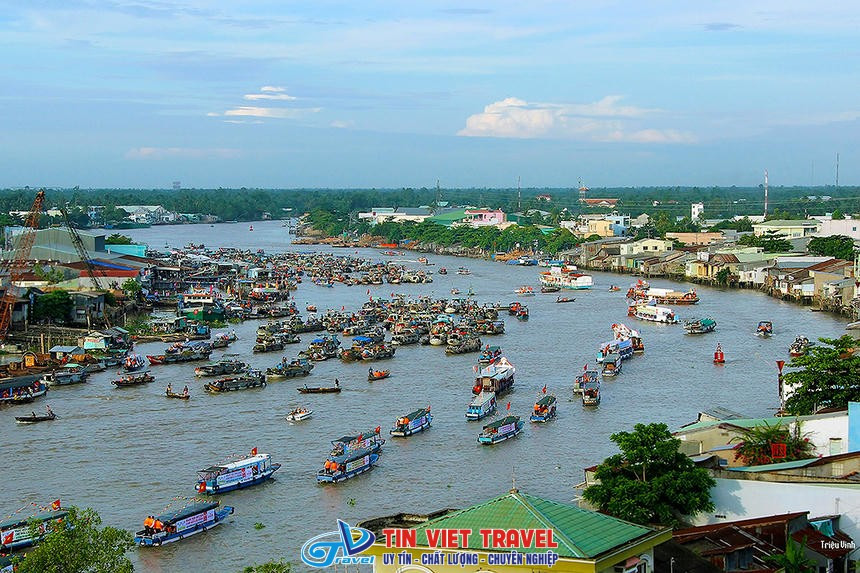 Cảnh quan chợ nổi Cái Răng nhộn nhịp vào buổi sáng sớm