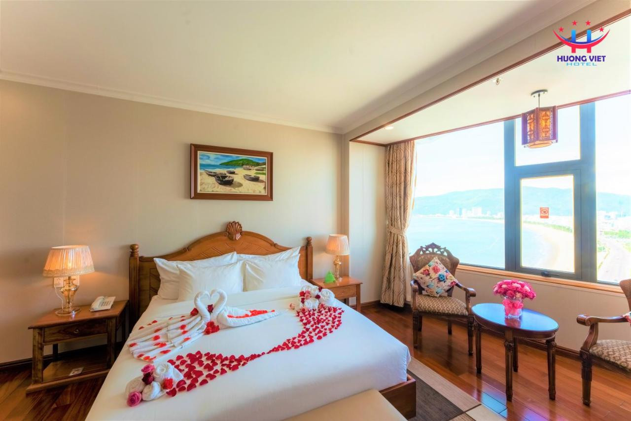 Hồ bơi trong nhà tại Hương Việt Hotel là điểm nhấn đặc biệt