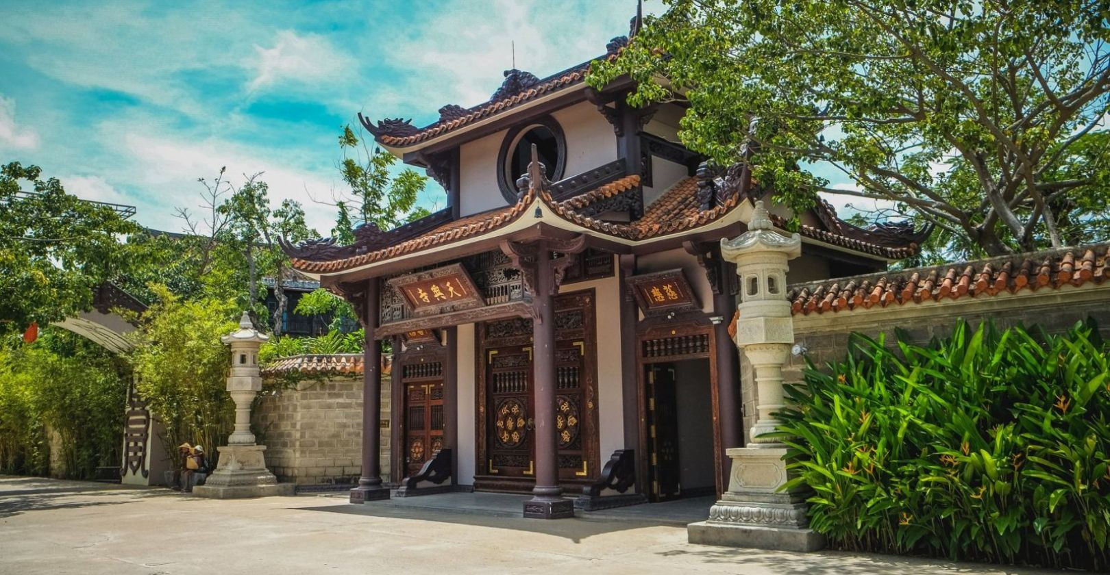 Cổng Tam Quan với kiến trúc truyền thống tại Chùa Thiên Hưng Bình Định