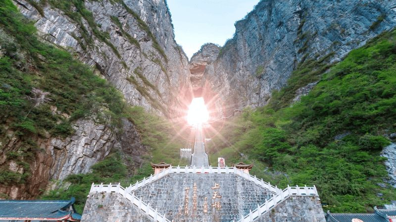 Núi Đôi Cô Tiên tại thung lũng Quản Bạ với hình dáng đặc biệt, bao quanh là núi non hùng vĩ