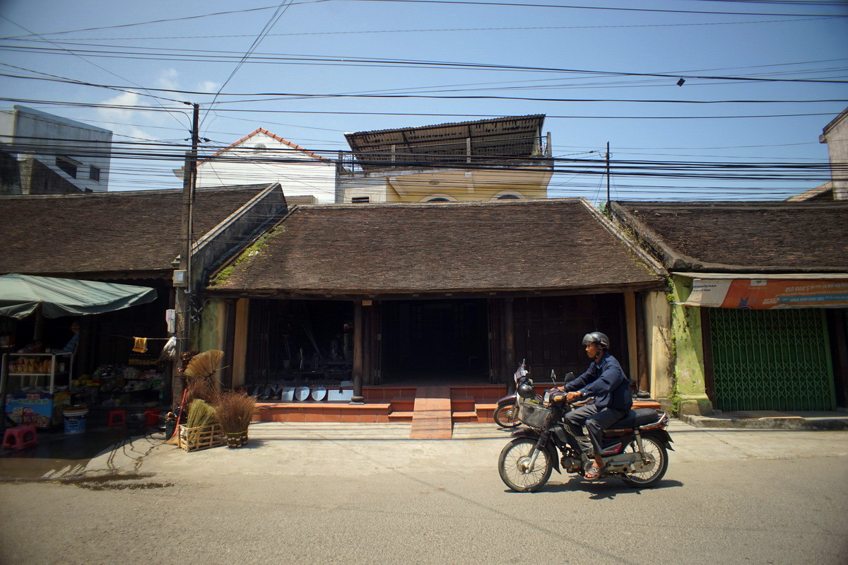 Những nếp nhà thấp ba gian bằng gỗ với mái ngói truyền thống ở Bao Vinh
