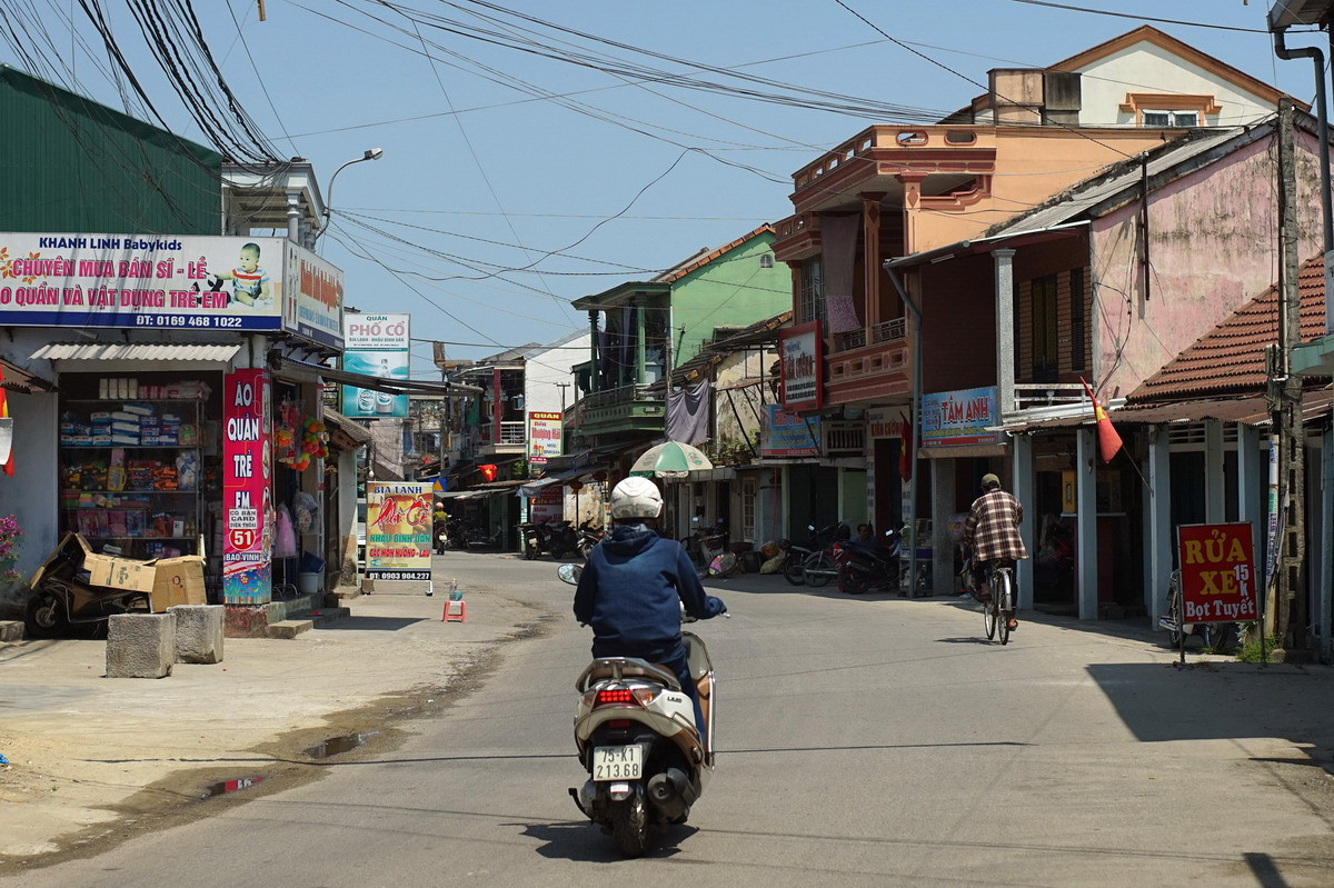Con đường dẫn du khách đến khám phá phố cổ Bao Vinh, Huế