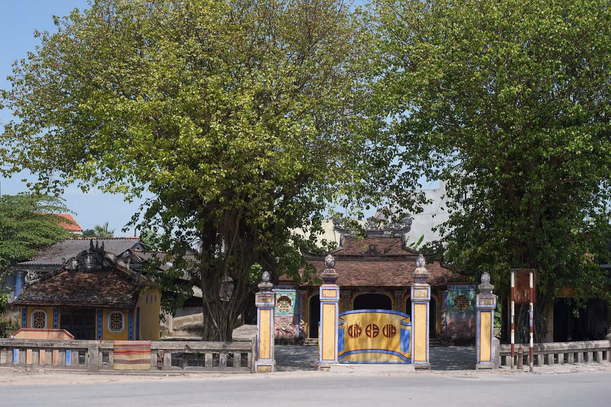 Đình làng Bao Vinh với kiến trúc cổ kính, nơi thờ cúng và sinh hoạt của người dân