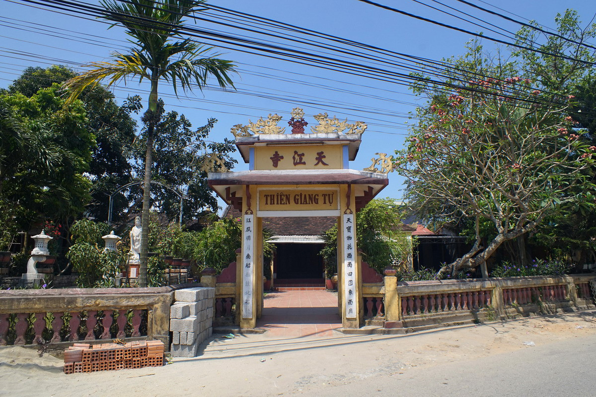 Chùa Thiên Giang Tự với không gian thanh tịnh và cổ kính tại phố Bao Vinh