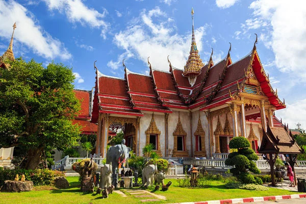 Đền Chalong uy nghiêm với kiến trúc truyền thống