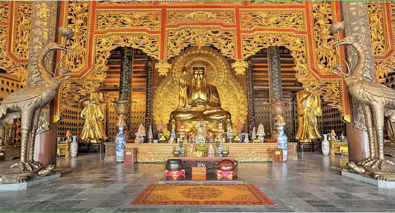 Bức tượng Phật Thích Ca Mâu Ni bằng đồng dát vàng tại Điện Pháp Chủ