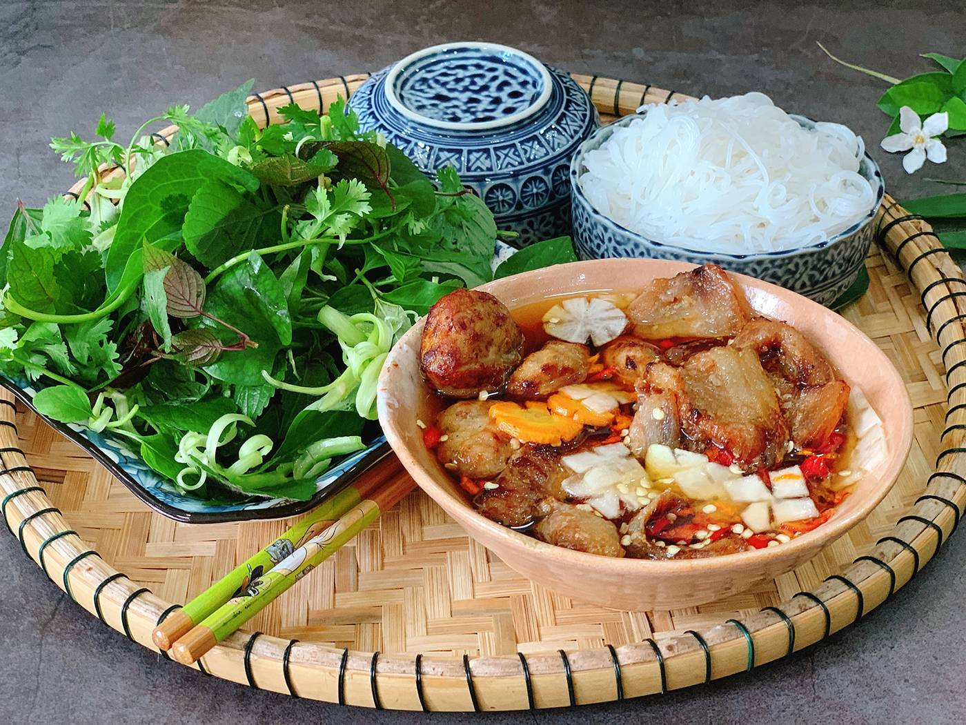 Mâm bún chả Hà Nội trứ danh, một trong những món ăn không thể bỏ qua