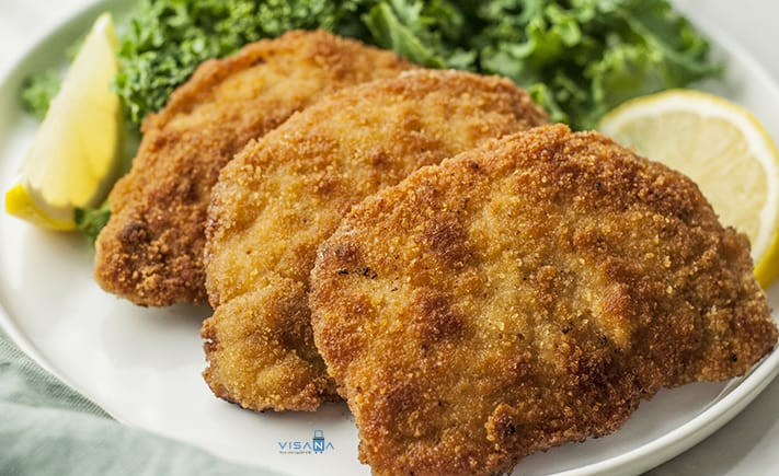 Món Wiener Schnitzel truyền thống của Áo với chanh và rau mùi tây