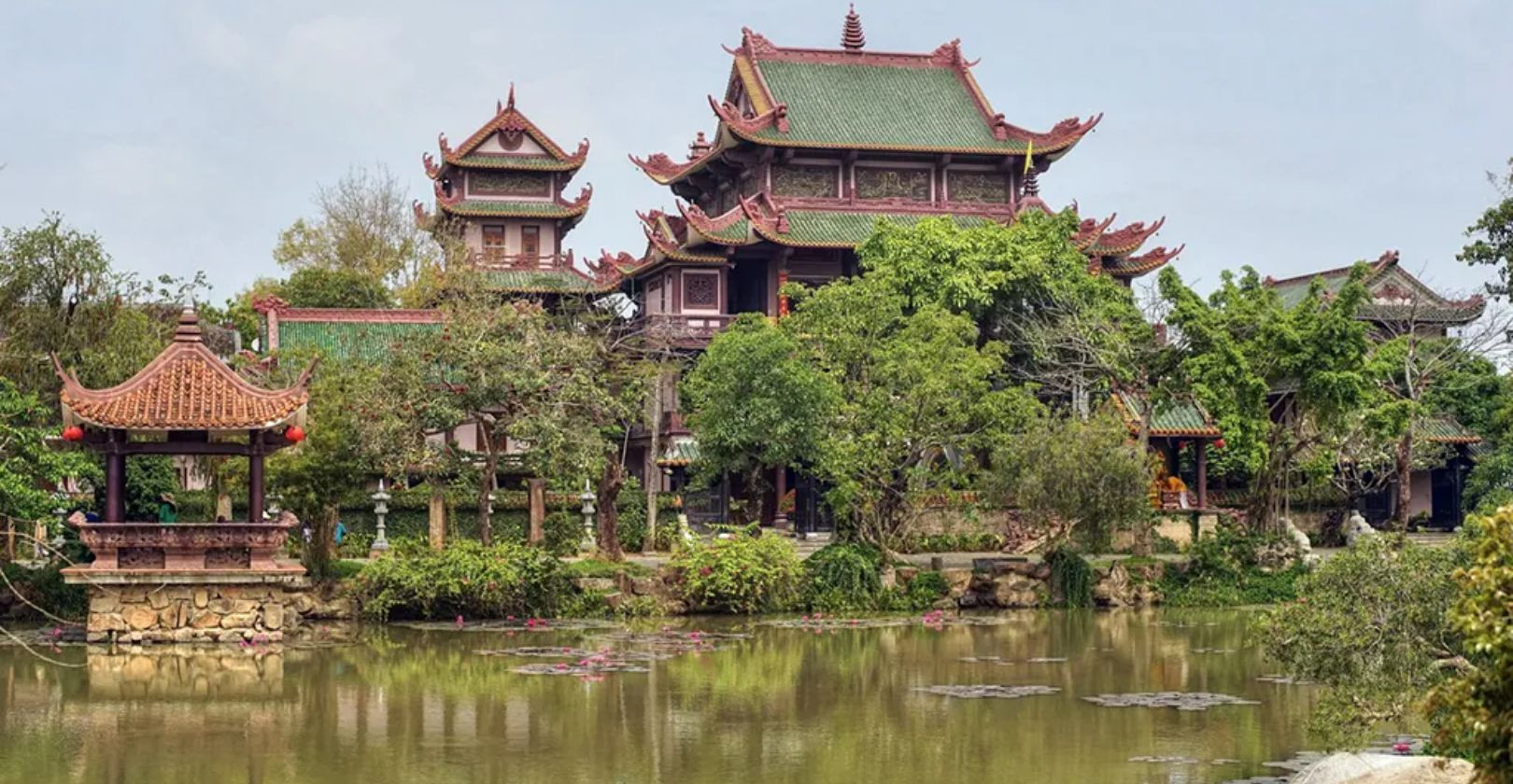 Hồ nước tĩnh lặng trong khuôn viên Chùa Thiên Hưng Bình Định