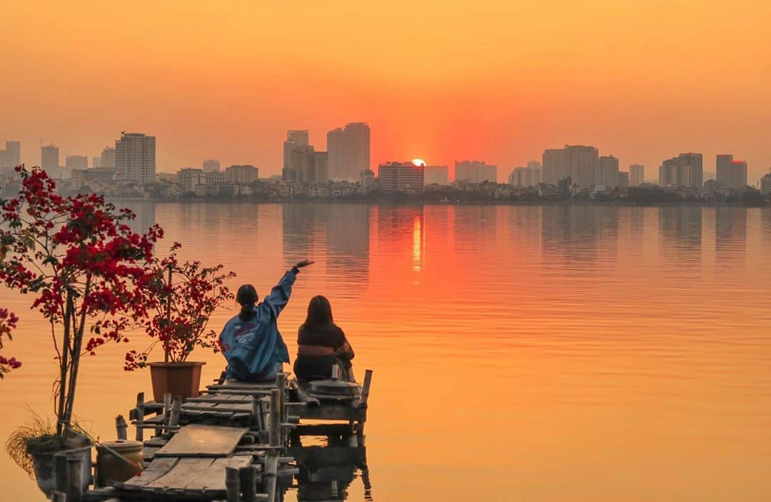 Hoàng hôn rực rỡ buông xuống trên mặt Hồ Tây, tạo nên khung cảnh lãng mạn