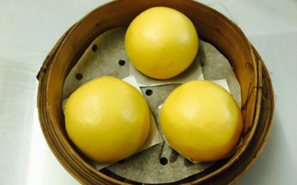 Bánh bao Kim Sa với nhân trứng muối và sữa đặc
