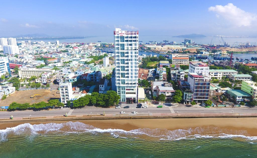 Khách sạn Hương Việt Quy Nhơn nằm sát biển trên đường Xuân Diệu