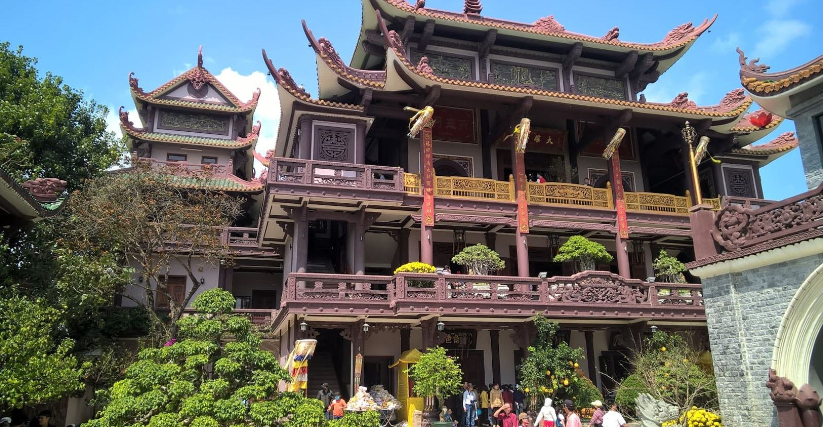 Góc trong Chánh điện của Chùa Thiên Hưng với tượng Phật và Bồ Tát