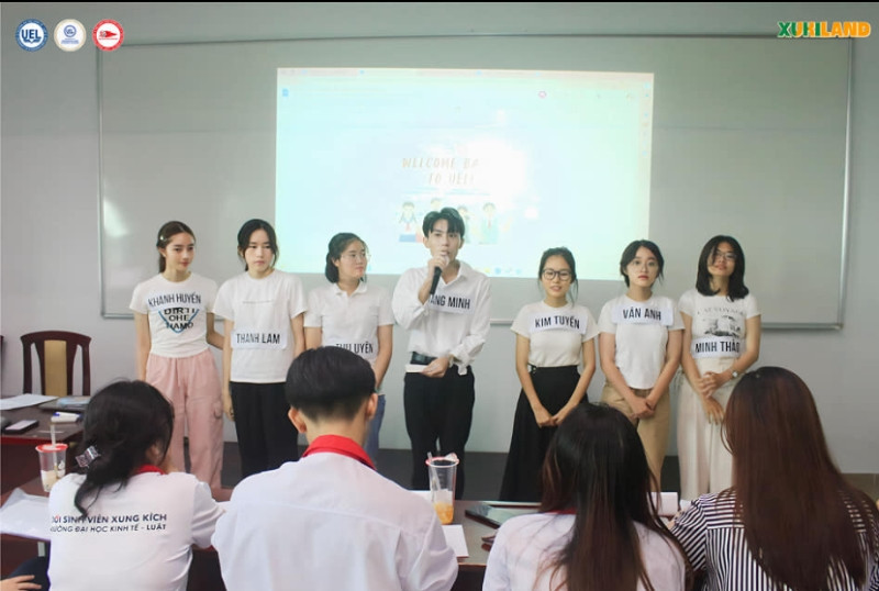 Ngành Quản trị Du lịch và Lữ hành: Khám phá tiềm năng và cơ hội nghề nghiệp 1 Sinh viên Đại học Kinh tế – Luật (UEL) tích cực rèn luyện kỹ năng thuyết trình trước đám đông