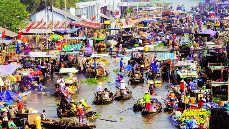 Khung cảnh tấp nập của Chợ nổi Trà Ôn vào buổi sáng