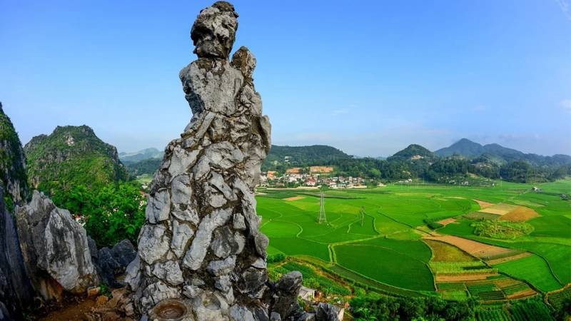 Khối đá hình người mẹ bồng con trên Núi Tô Thị