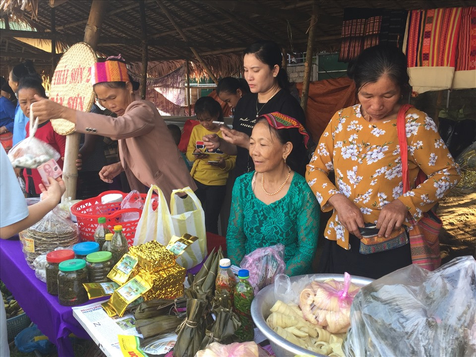 Một góc chợ phiên Mường Quạ huyện Con Cuông tấp nập người mua kẻ bán
