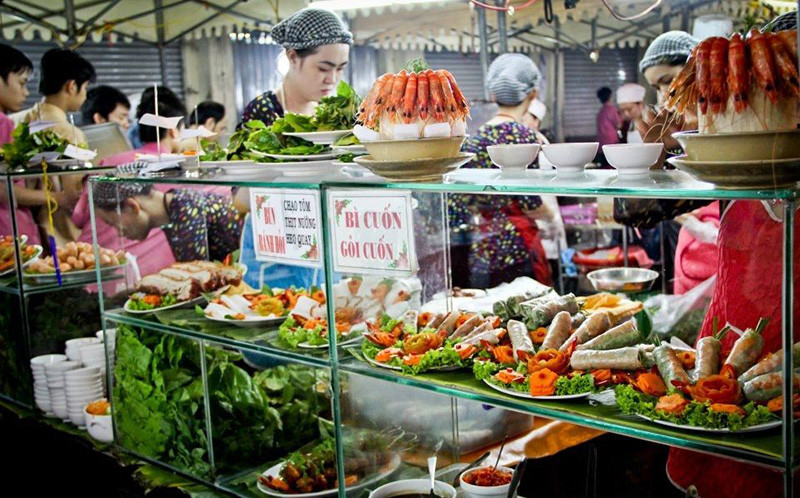 Chợ Tân Định về đêm tấp nập với các quầy ẩm thực