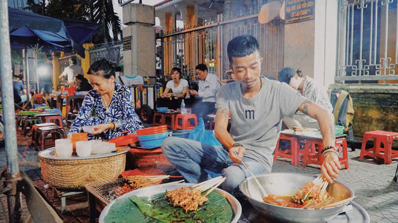 Đường Cô Giang với nhiều sạp đồ ăn vỉa hè tấp nập
