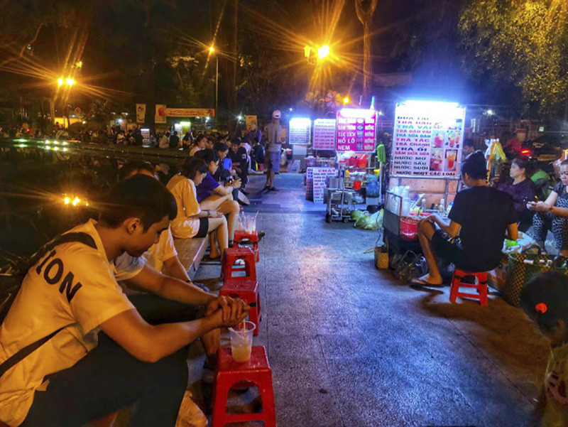 Vô số món ăn hấp dẫn bày bán quanh khu vực Hồ Con Rùa