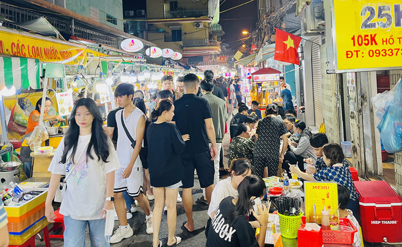 Phố ẩm thực Hồ Thị Kỷ đông đúc với đa dạng món ăn hấp dẫn