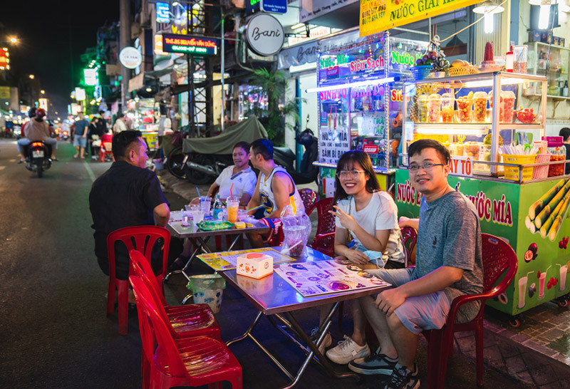 Đường Nguyễn Thượng Hiền với xe đẩy đồ ăn và bàn ghế nhựa đơn sơ