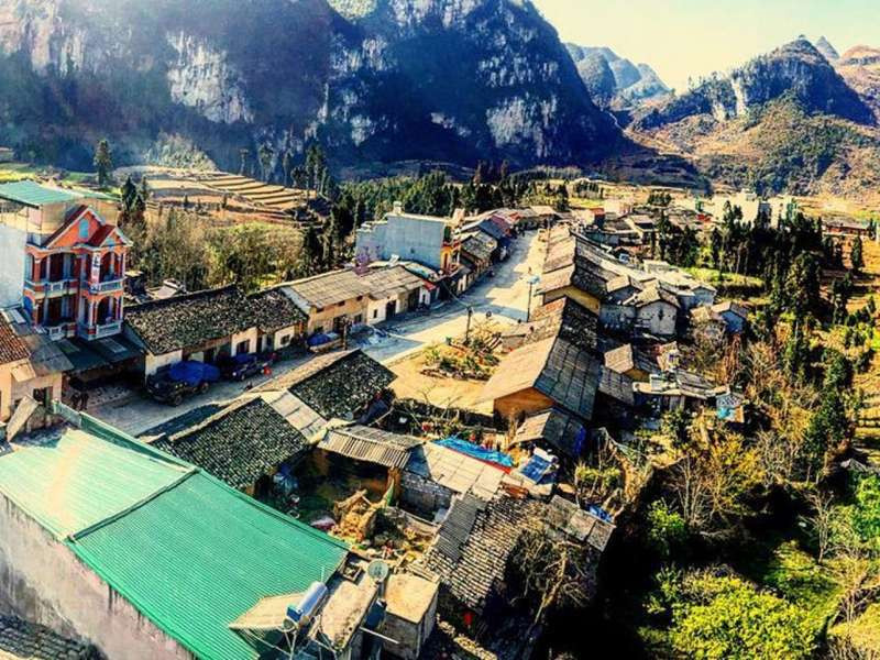 Toàn cảnh phố cổ Đồng Văn Hà Giang với kiến trúc cổ kính và những ngôi nhà trình tường truyền thống