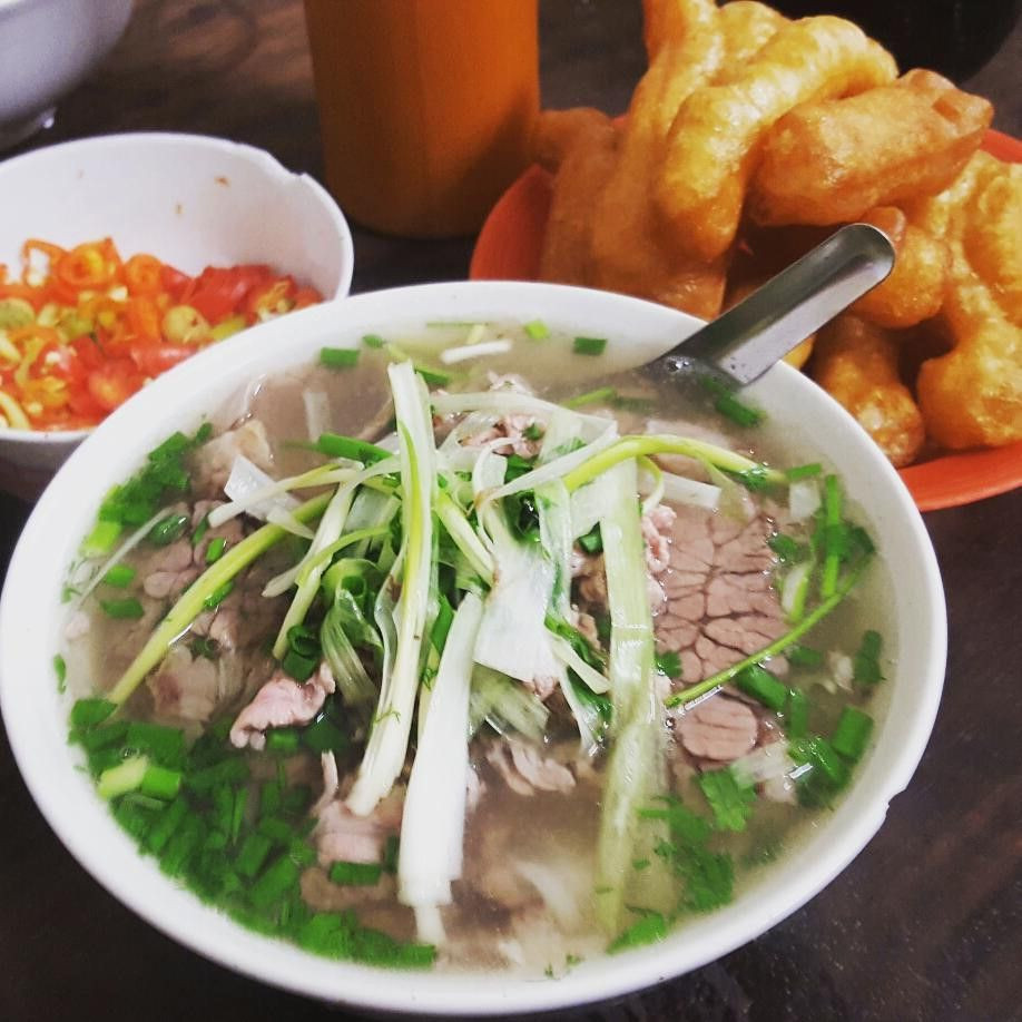 Tô phở bò Hà Nội nghi ngút khói, nước dùng trong vắt, thịt bò thái mỏng