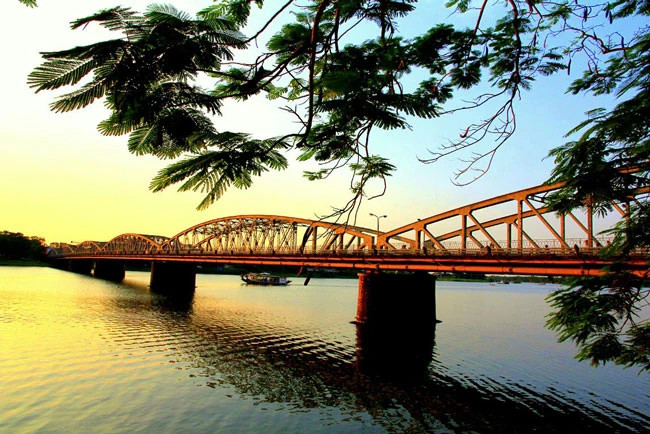 Hoàng hôn tím hồng trên Cầu Trường Tiền và dòng sông Hương lấp lánh