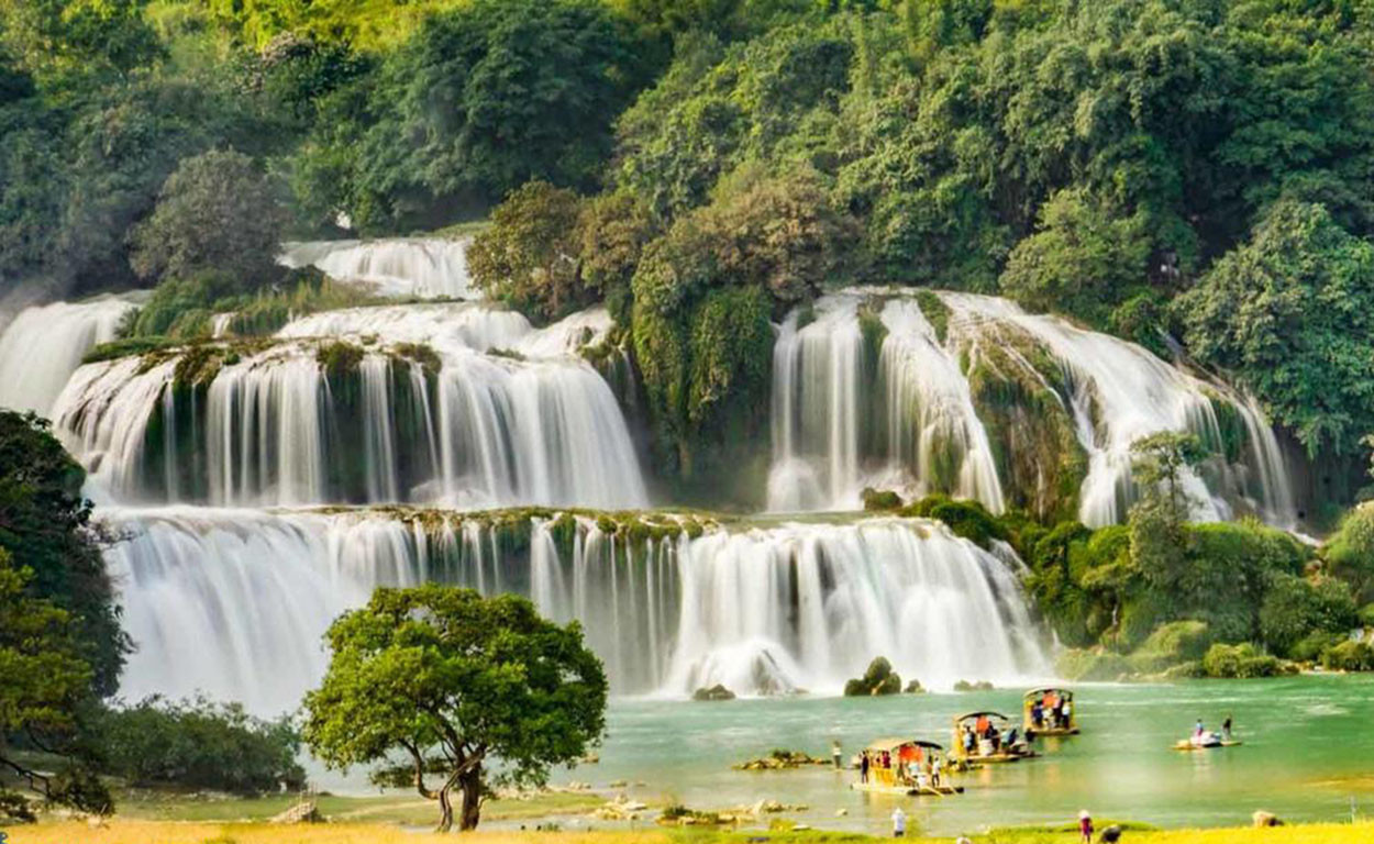 Thác Bản Giốc uy nghi với dòng nước chảy chia tầng