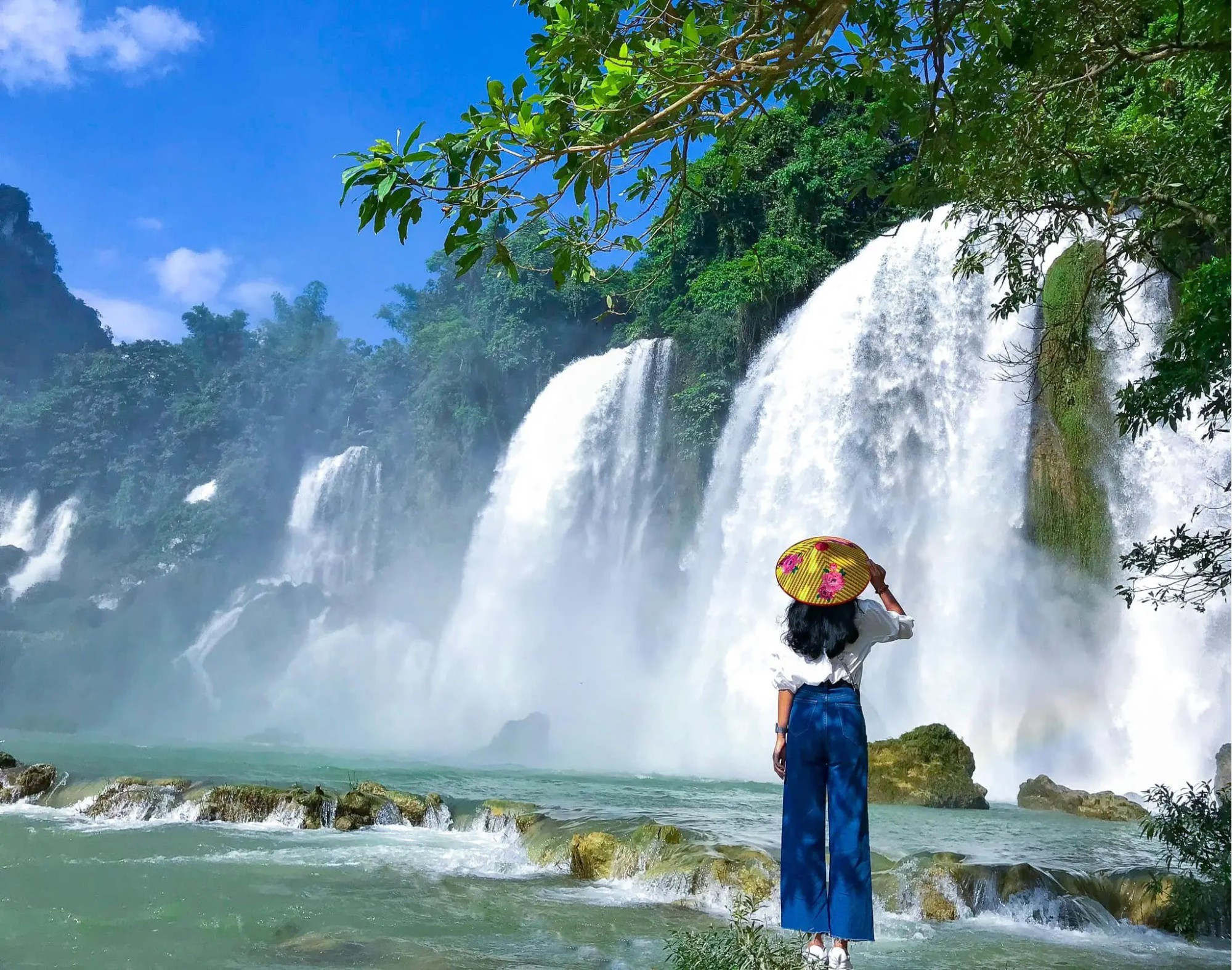 Toàn cảnh Thác Bản Giốc hùng vĩ nhìn từ xa