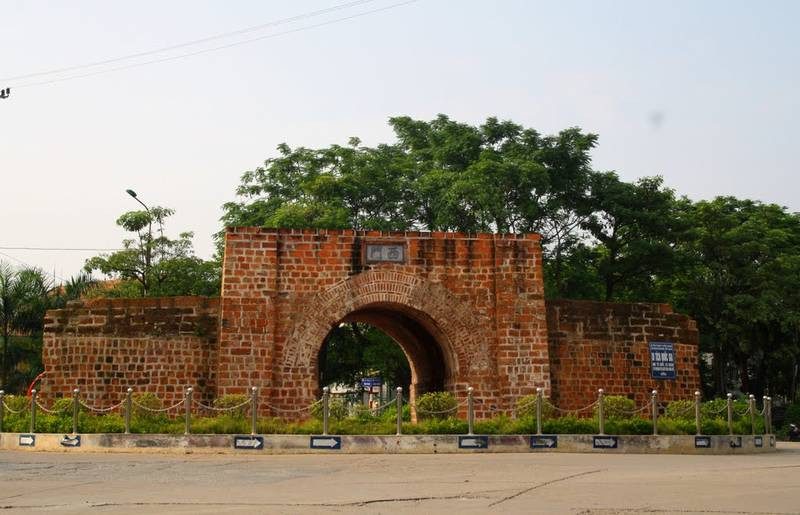 Tường thành rêu phong còn sót lại của Thành nhà Mạc