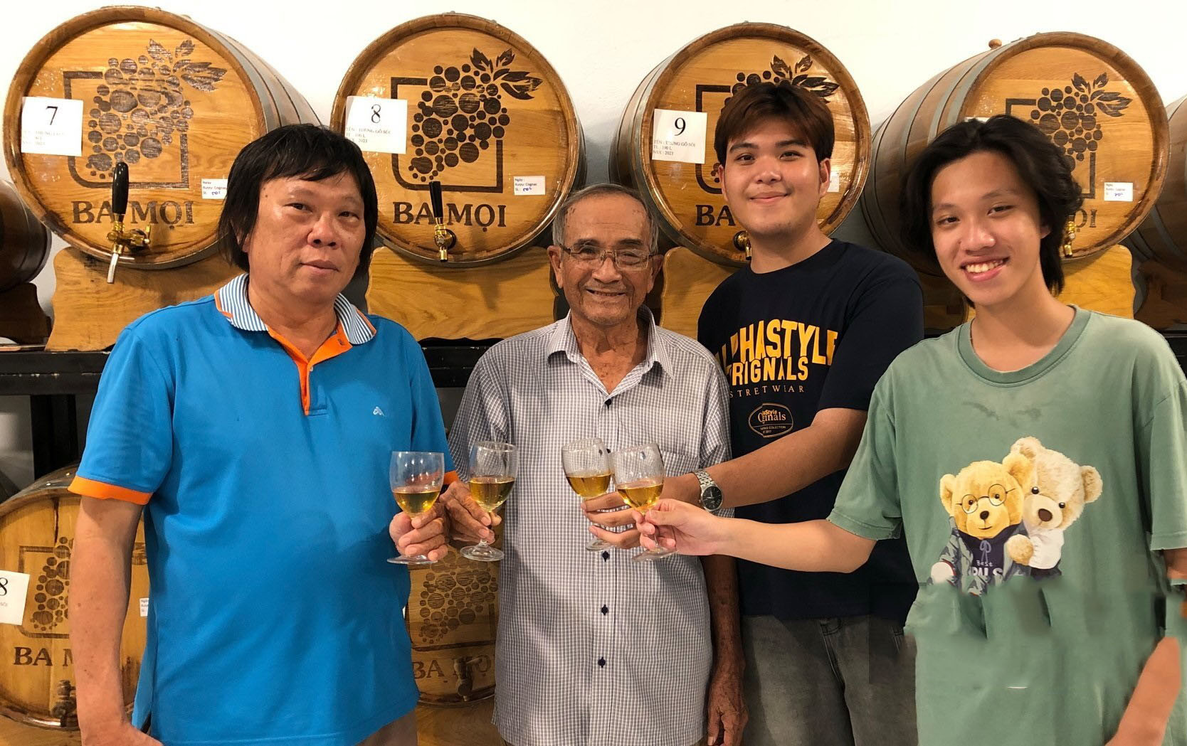 Thưởng thức rượu vang nho đỏ và trắng tại Vườn nho Ba Mọi